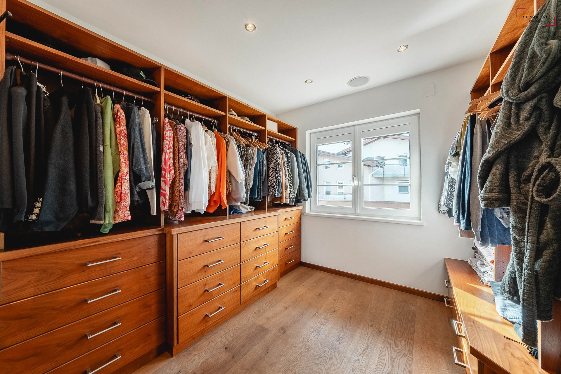 Begehbarer kleiderschrank og